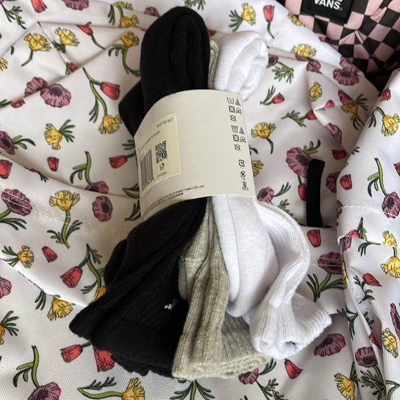 Nike (3 pairs) Performance
Multi-Color Cushioned Crew Socks
SX4719-967 - Picture 15 of 16